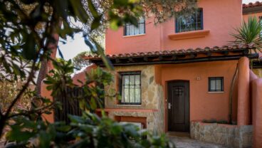 self-contained accommodation offer Quinta da Marinha villa