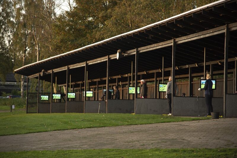 TrackMan Range-covered bays with screens